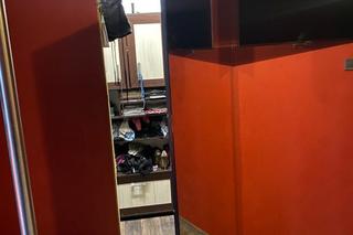 Policjanci z Torunia zatrzymali recydywistę. Ukrył się w... garderobie!