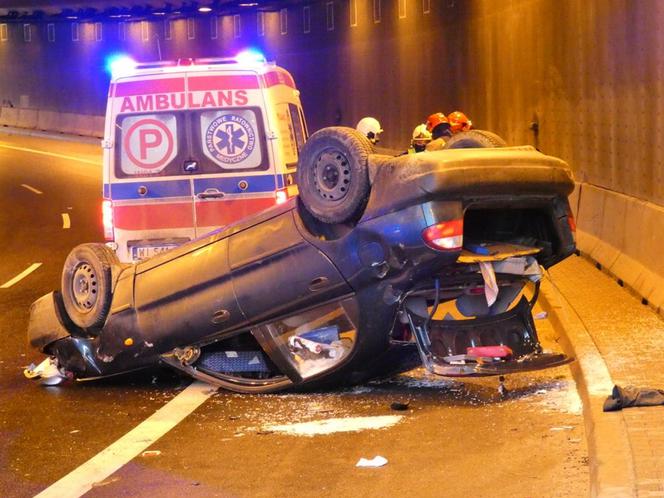 Wypadek tuż przy POW! Kierowca odbił się od barierek 