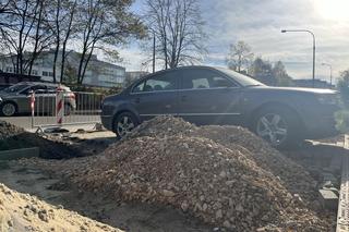 Historia niczym z Łodzi. Kolejny samochód zablokował przebudowę chodnika. Tym razem w Warszawie