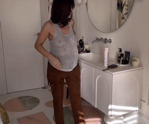 Malwina Wędzikowska w ręczniku i... bez