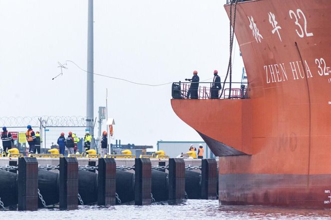 Gdańsk. Do nabrzeża Terminalu T3 na terenie Baltic Hub przybił statek Zhen Hua 32, na pokładzie którego do portu przypłynęły trzy ogromne suwnice przeznaczone do obsługi kontenerowców przy terminalu T3