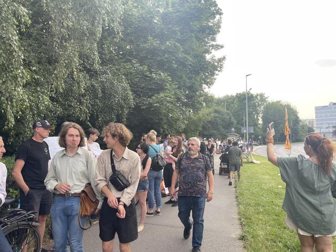 Protest mieszkańców przeciwko wycince drzew pod budowę linii tramwajowej do Mistrzejowic.