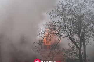 Ogromny pożar na ul. Prądnickiej w Krakowie. Kilkudziesięciu strażaków walczy z ogniem