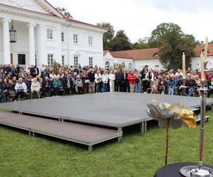 Było spotkanie z modą, muzyką i samochodami z lat 20. w Korczewie. Za nami impreza „Magia lat 20-tych” 2025