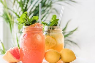 Oto najlepsza domowa lemoniada na upał. Gasi pragnienie i dobrze nawadnia