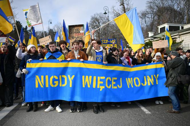 Warszawa solidarna z Ukrainą. Trwa manifestacja "Nigdy więcej wojny"