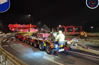 Gigantyczna tarcza w nocy przejechała przez Warszawę. Tak wyglądaj jej transport!