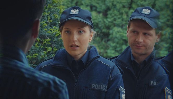 M jak miłość odc. 1876. Natalka (Dominika Suchecka), Adam Karski (Patryk Szwichtenberg), Walat (Szymon Mysłakowski)