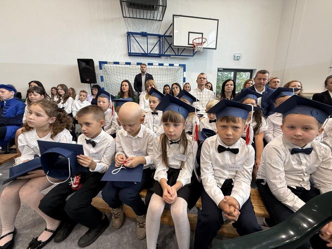 Pierwsza Dama uczciła z uczniami 100 lat od nadania imienia Stefana Batorego Szkole Podstawowej w Liwie