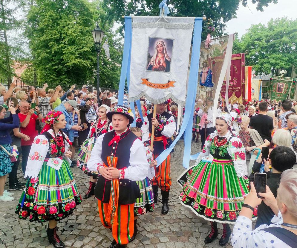 Jak dojechać na Boże Ciało w Łowiczu 2025? Darmowe przejazdy ŁKA