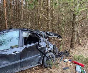 Groźny wypadek w Starych Włókach. Auto wpadło do rowu. Jedna osoba ranna [ZDJĘCIA]