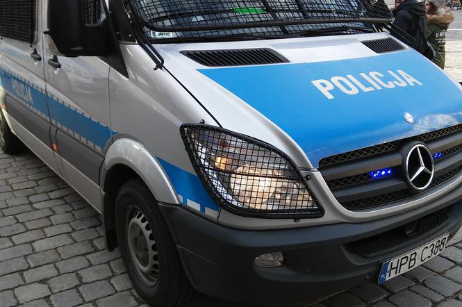 Jeden z policjantów z lekkimi obrażeniami trafił do szpitala (zdjęcie poglądowe)