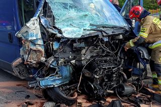 Zderzenie lokomotywy z busem pod Brzezinami. Fatalny wypadek na przejeździe kolejowym