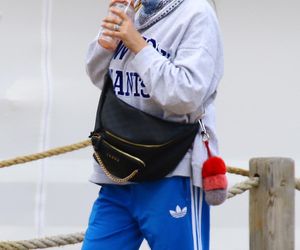 Kayah. Leczyła gardło i opalała kolana