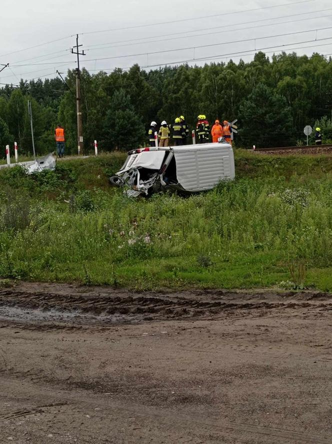 Na przejeździe kolejowym w Wąchocku pociąg uderzył w busa