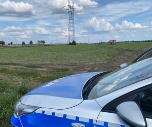 Awionetka dachowała w polu. 79-latek wyszedł bez szwanku. „To był cud” [ZDJĘCIA]