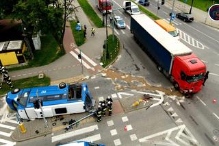 Groźny wypadek w Konstancinie. Autobus runął na jezdnię po zderzeniu z ciężarówką [ZDJĘCIA]