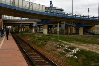 Gęsta smoła na peronie PKP Służewiec