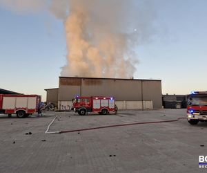 Bochnia. Magazyn i składowisko opon stanęły w ogniu