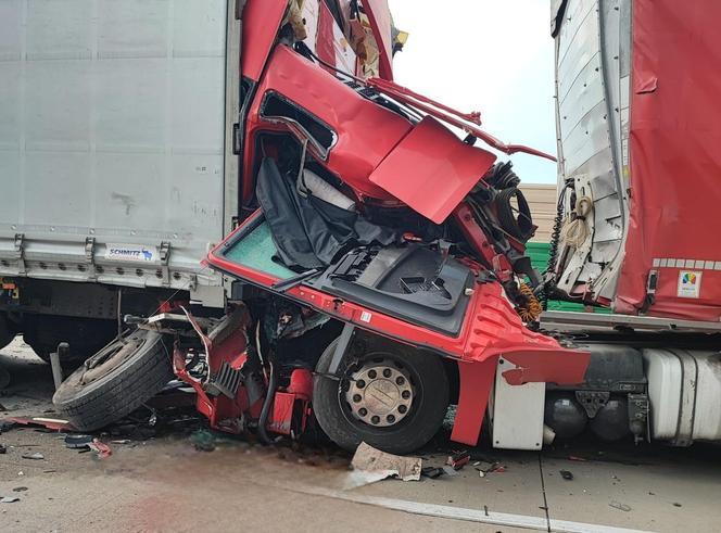 Kabina ciężarówki zmiażdżona, 41-latek nie żyje 