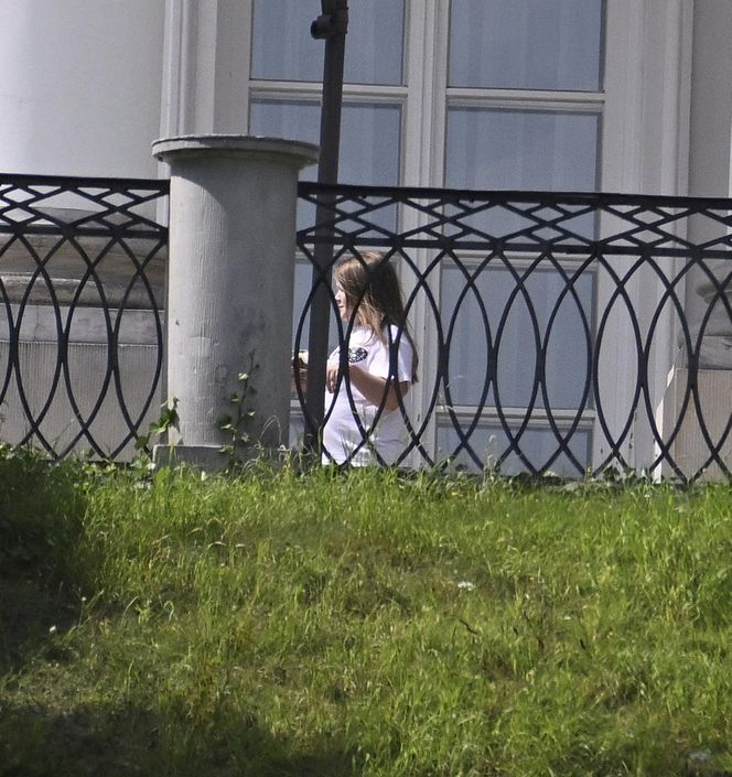 Kasia Nawrocka czuje się już w Belwederze jak u siebie! Przemieszcza się na rowerku!