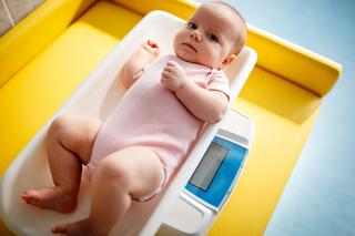 Martwisz się, czy dziecko prawidłowo przybiera na wadze? Podpowiadamy, jak to sprawdzić