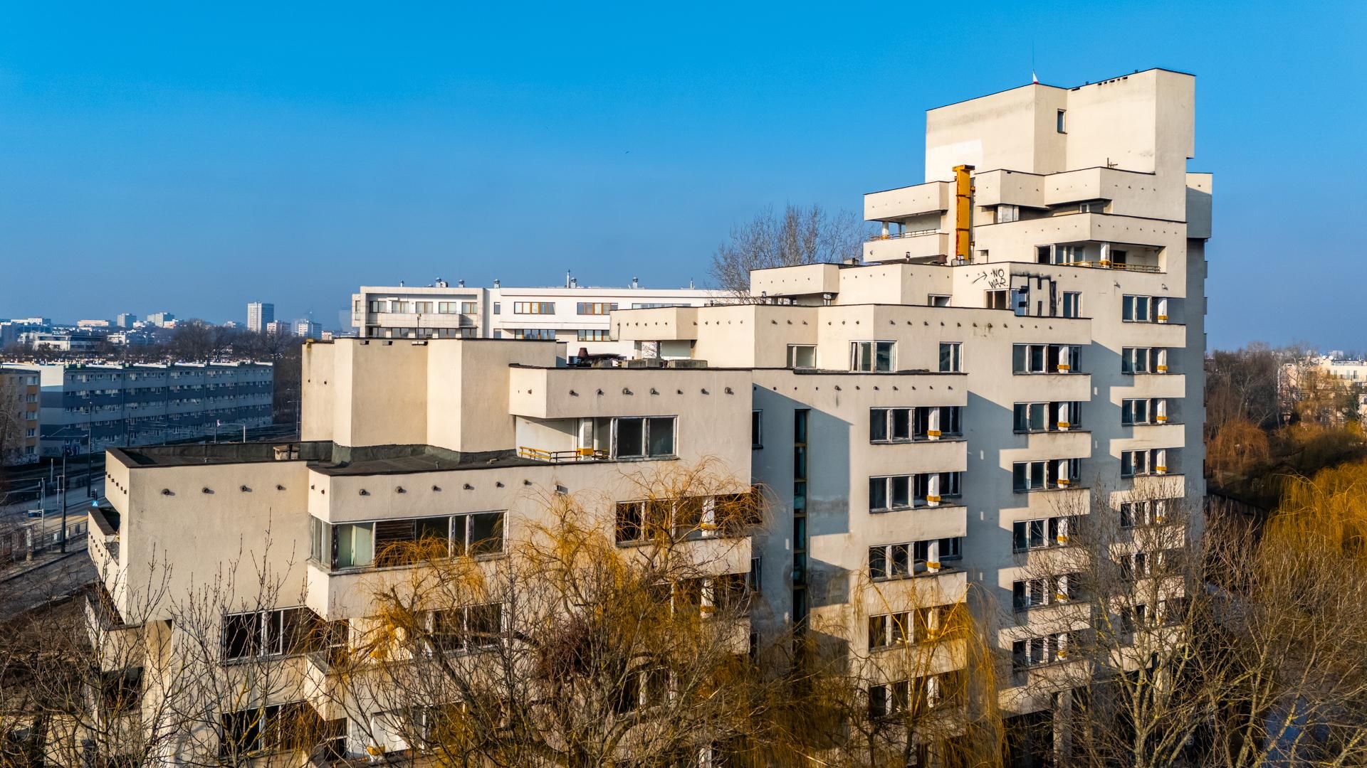 Szpiegowo z lotu ptaka. Blok na Sobieskiego 100 w Warszawie