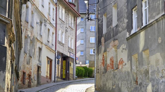 O tym mieście mówią "mała Praga". Twierdza, podziemia i najstarszy kamienny most 
