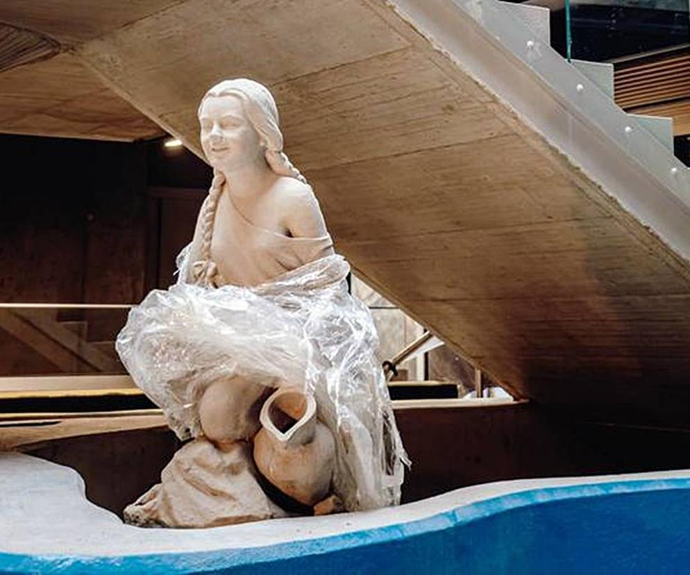 Rzeźba dziewczyny w egzotarium w Sosnowcu