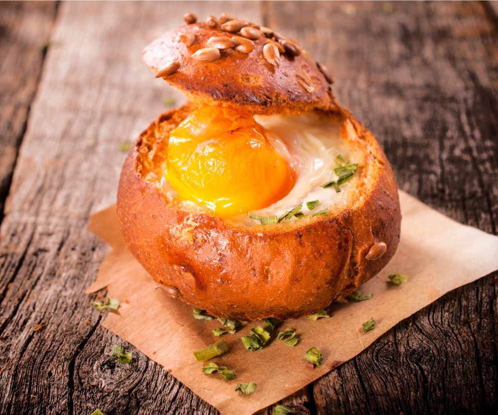 Jajko zapiekane w bułce: genialny pomysł na czerstwą kajzerkę