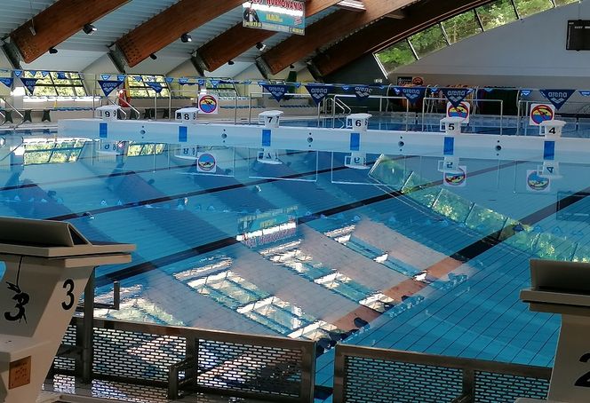 Słowianka łapie się za kieszeń