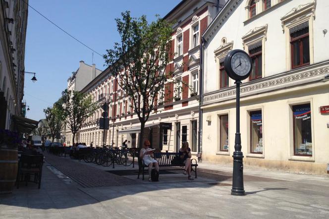 Łódź: Z woonerfu przy 6 Sierpnia zniknął zegar! Co dalej z symbolem tego miejsca? [ZDJĘCIE]