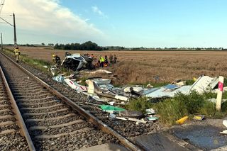 Pociąg zmiażdżył kampera. Policjant apeluje po tragedii