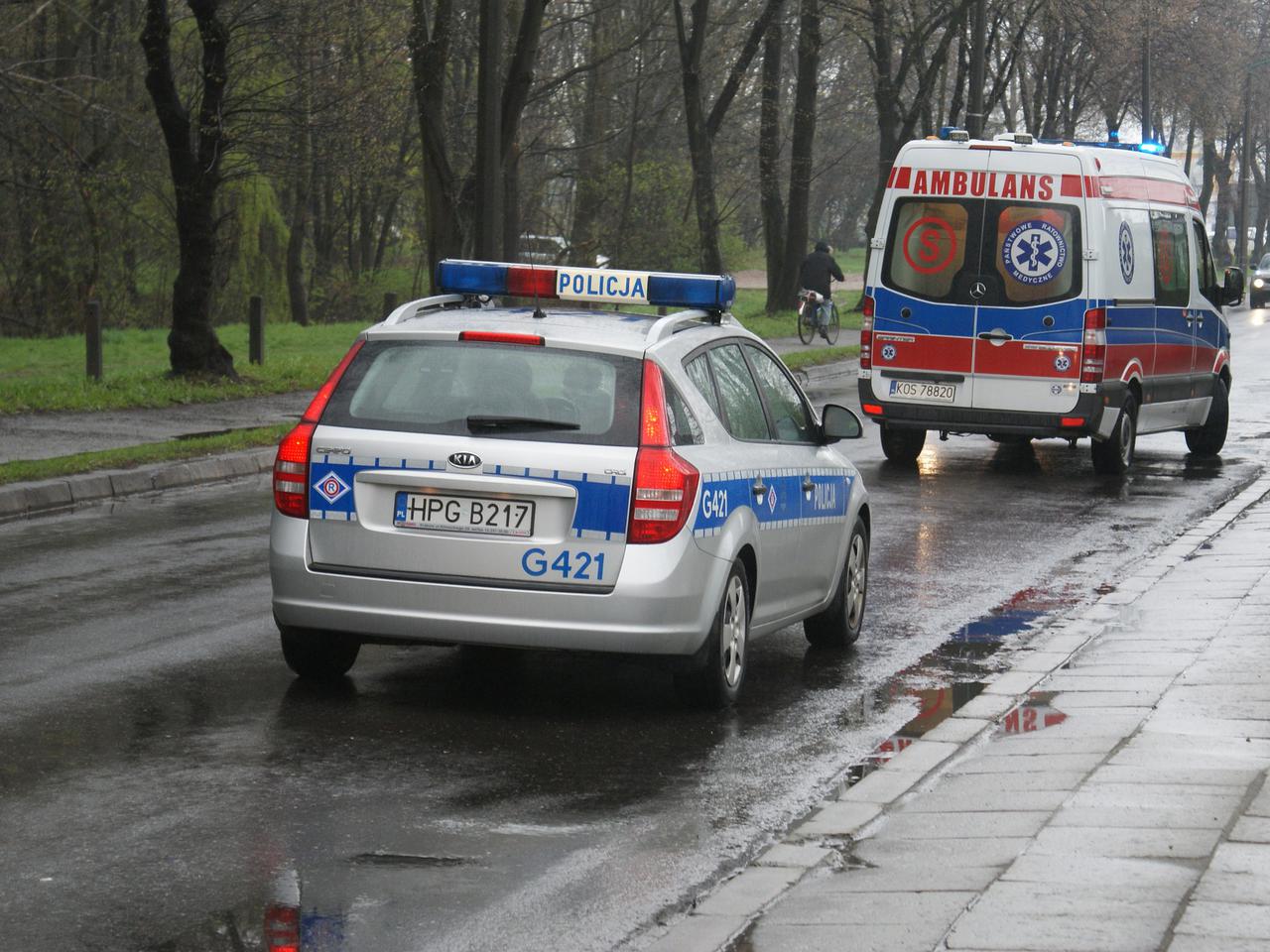 Mąż wsiadł do auta i wjechał w żonę! Kobieta trafiła do szpitala