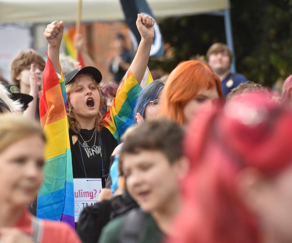 VI Toruński Marsz Równości. Przeciwnicy modlili się w centrum