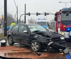 W Bydgoszczy osobówka zderzyła się z autobusem miejskim. Policjanci wskazują sprawcę