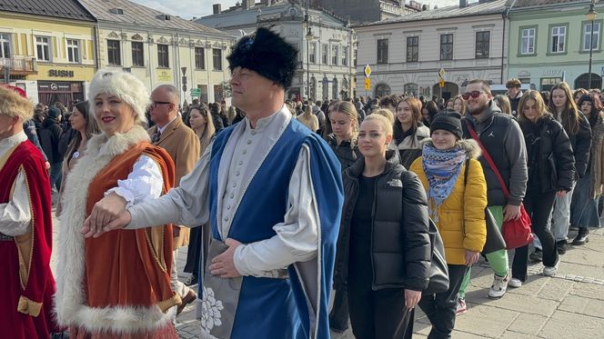 Maturzyści z Nowego Sącza zatańczyli poloneza na Rynku 