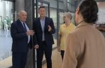 Pierwsza miłość, odcinek 3955: Izabela (Olga Bończyk), Michał (Wojciech Błach), Karol Weksler (Karol Strasburger), Brian (Dominik Rybiałek)	