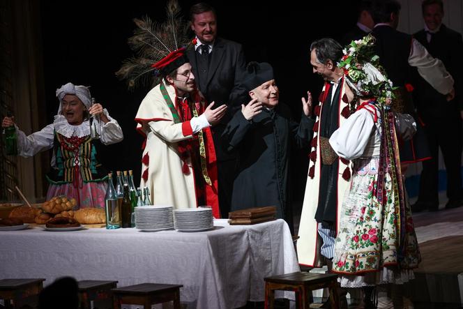 "Wesele" w reż. Mai Kleczewskiej w Teatrze Słowackiego w Krakowie. Premiera przyciągnęła tłumy