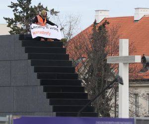 Pomnik smoleński oblany sztuczną krwią