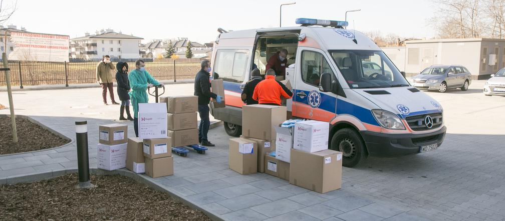 Setki tysięcy sztuk sprzętu ochronnego trafiło do szpitali