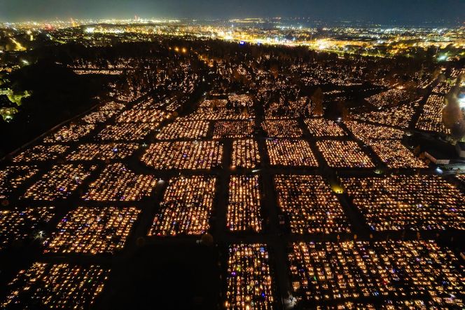 1 listopada na Cmentarzu Łostowickim w Gdańsku. Tak wygląda w dniu Wszystkich Świętych