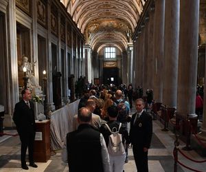 Wierni odwiedzają grób papieża Franciszka