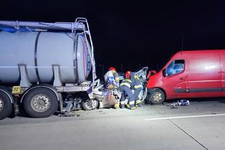 Policyjny radiowóz wbił się w cysternę. Wcześniej uderzył w niego bus