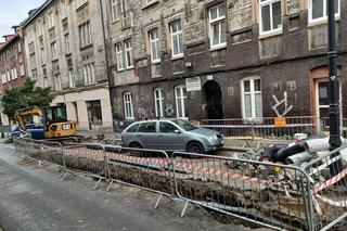 Katowice pozazdrościły Łodzi. Na ulicy Plebiscytowej skoda została uwięziona przez drogowców