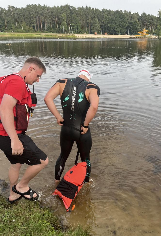 Damian Błaszczyk przez 44 godziny przepłynął 100 km pod zalewie Bojary pod Biłgorajem, kwestując w ten sposób dla 12-letniego ciężko chorego Adasia