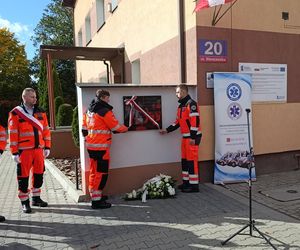 Biała Podlaska. Odsłonięcie tablicy poświęconej ratownikowi medycznemu. 64-latek został śmiertelnie dźgnięty nożem na służbie [ZDJĘCIA]