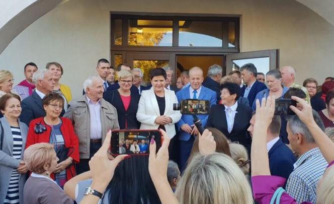 Znany projektant mody miażdży Szydło. Wysyła ją po porady do Agaty Dudy! 