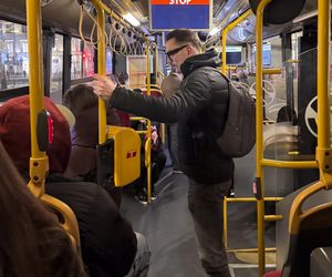 Łukasz Mejza jeździ autobusem