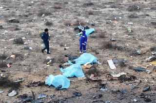 Katastrofa lotnicza w Kazachstanie! Na pokładzie 72 osoby. Samolot zmienił trasę przez mgłę